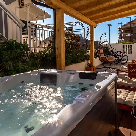 Queen Hvar Luxury Apartment Jacuzzi & Bikes Daire *