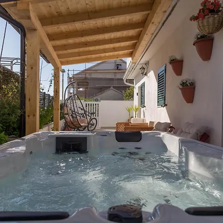 Queen Hvar Luxury Apartment Jacuzzi & Bikes