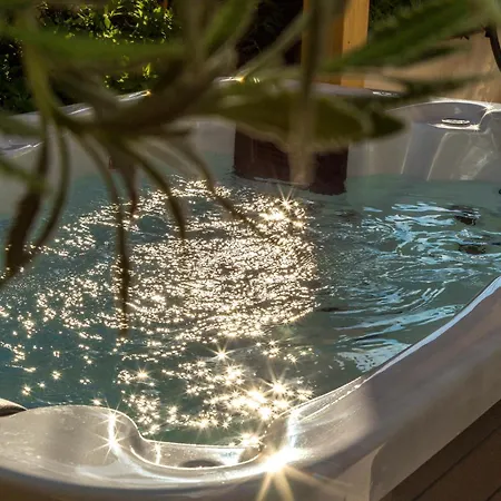 Queen Hvar Luxury Apartment Jacuzzi & Bikes Daire