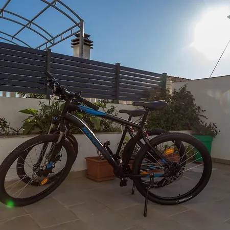 Queen Hvar Luxury Jacuzzi & Bikes *