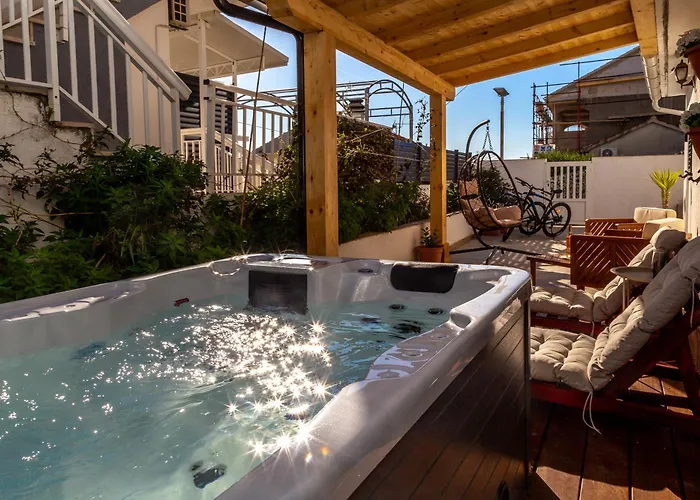 Queen Hvar Luxury Apartment Jacuzzi & Bikes Daire *