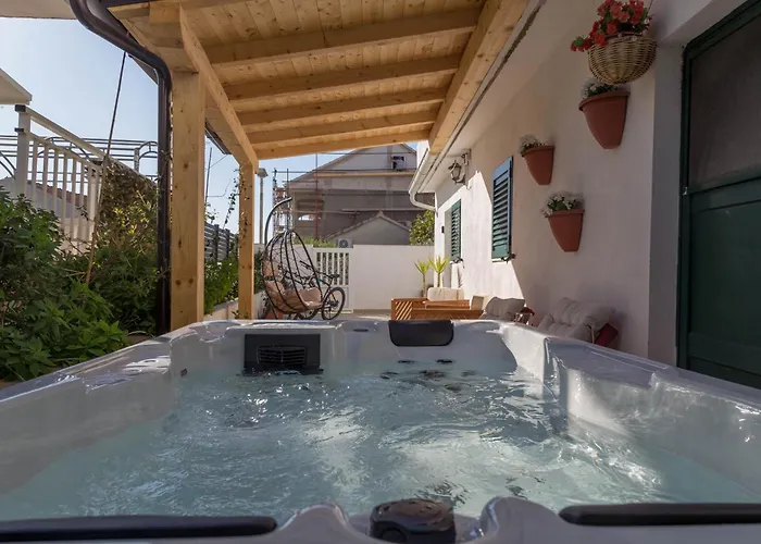 Queen Hvar Luxury Apartment Jacuzzi & Bikes